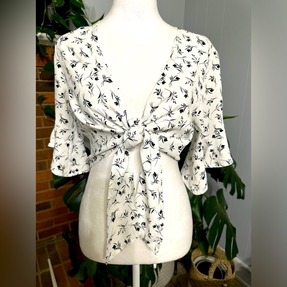 🛍️Windsor Cute short sleeve crop shirt with tied bottom side Small